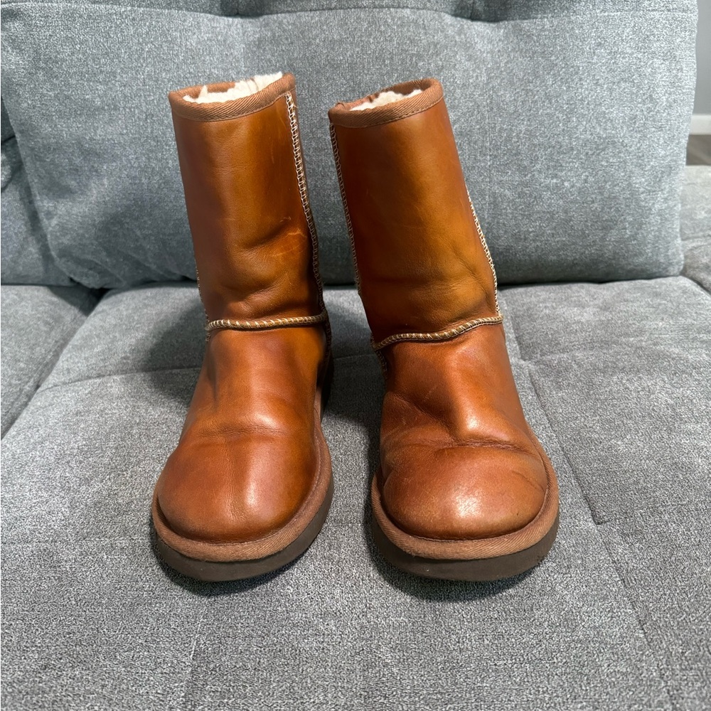 Ugg women’s CLASSIC SHORT  LEATHER size 7